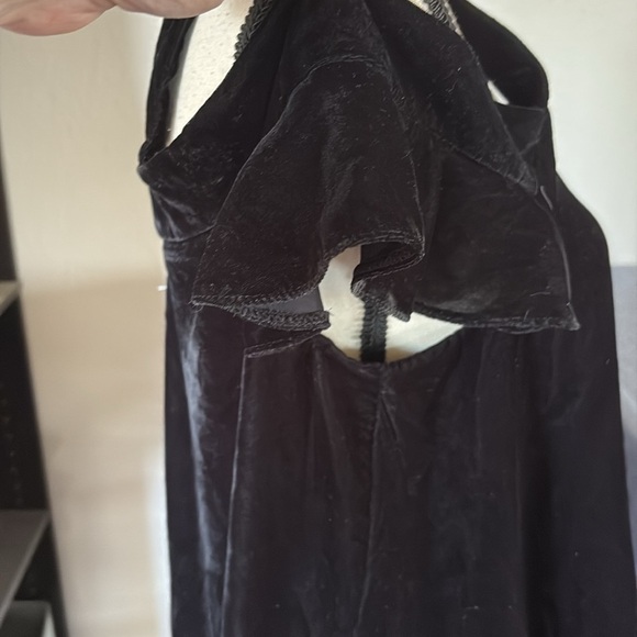 NWT Women’s Topshop Size 8 Black Velvet Ruffle on or off shoulder Velvet Top - Picture 2 of 6